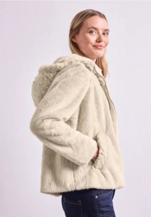 Chaqueta corta con capucha color arena street one