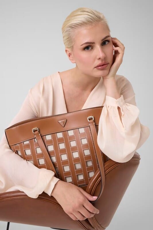 Bolsa Frankie Tote Marrón Guess - Imagen 4