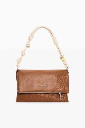 Bolso desigual mediano logo charm camel