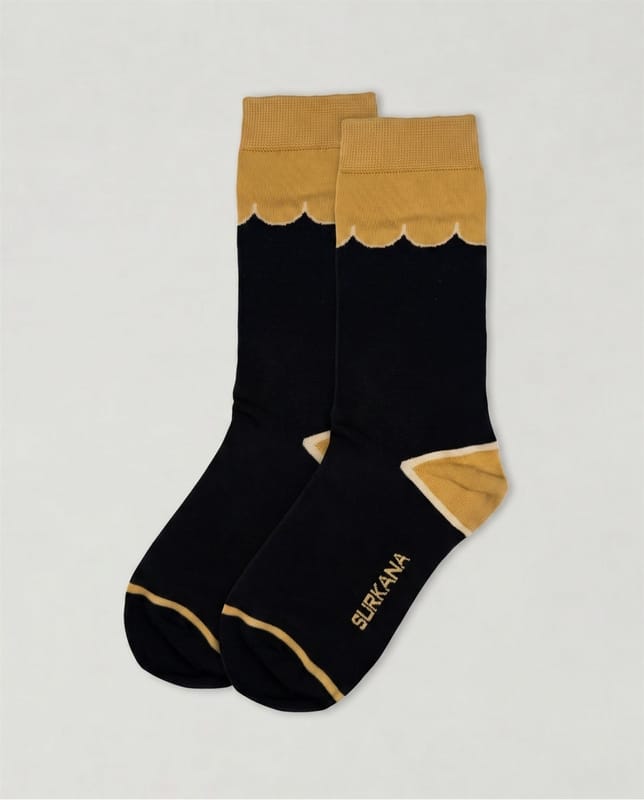 Calcetines altos negros con ondas mostaza Surkana
