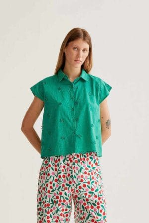 Camisa 100% algodón verde con bordado floral Compañia Fantástica
