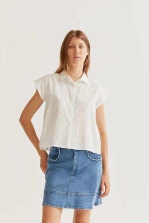 Camisa blanca con bordado floral Compañia fantástica
