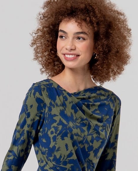 Camiseta de cuello asimétrico estampada Marino Surkana - Imagen 4