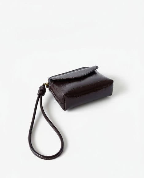 Monedero de charol con asa de muñeca Chocolate Surkana - Imagen 2