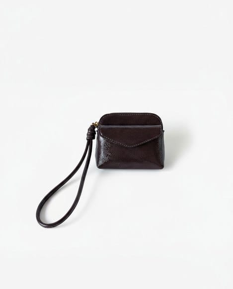 Monedero de charol con asa de muñeca Chocolate Surkana
