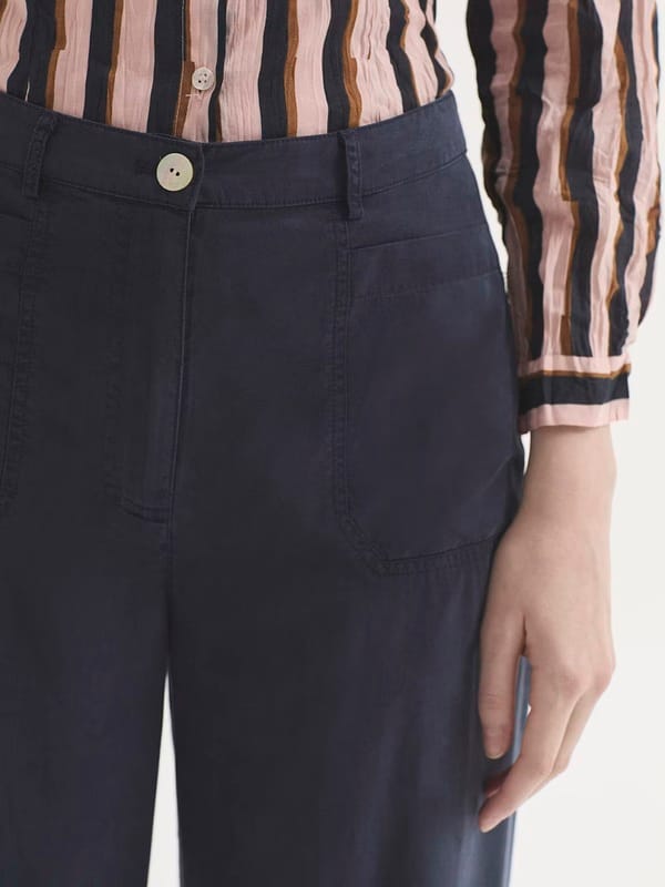 Pantalón de Tencel sobretintado con bolsillos Nice Things marino - Imagen 4