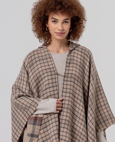 PONCHO DE CUADROS CON CAPUCHA CRUDO SURKANA - Imagen 5