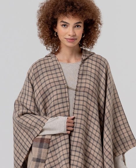 PONCHO DE CUADROS CON CAPUCHA CRUDO SURKANA - Imagen 4