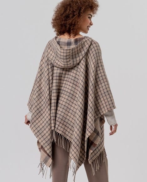 PONCHO DE CUADROS CON CAPUCHA CRUDO SURKANA - Imagen 3