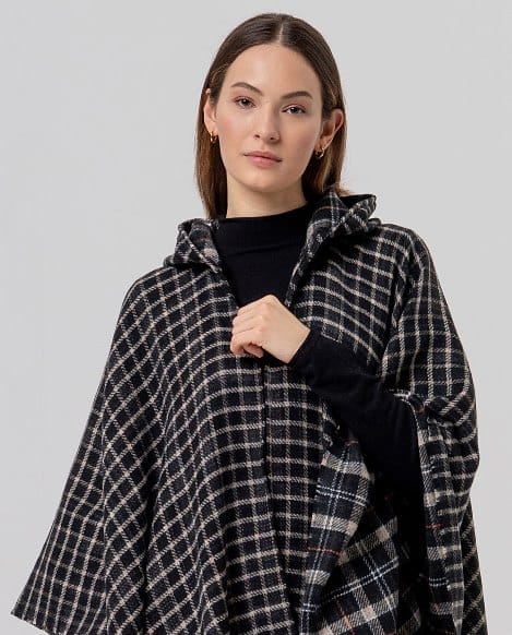 PONCHO DE CUADROS CON CAPUCHA NEGRO SURKANA - Imagen 3