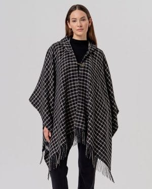 PONCHO DE CUADROS CON CAPUCHA NEGRO SURKANA