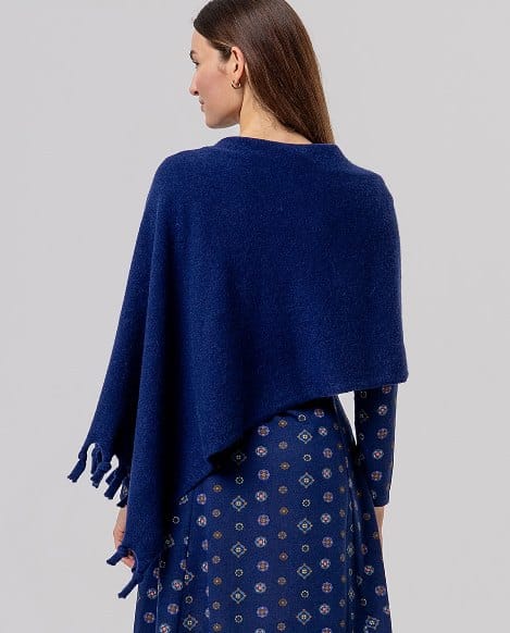 Poncho de punto con flecos Marino Surkana - Imagen 4