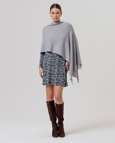 Poncho de punto con flecos Gris claro Surkana - Imagen 4
