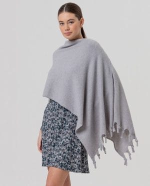 Poncho de punto con flecos Gris claro Surkana