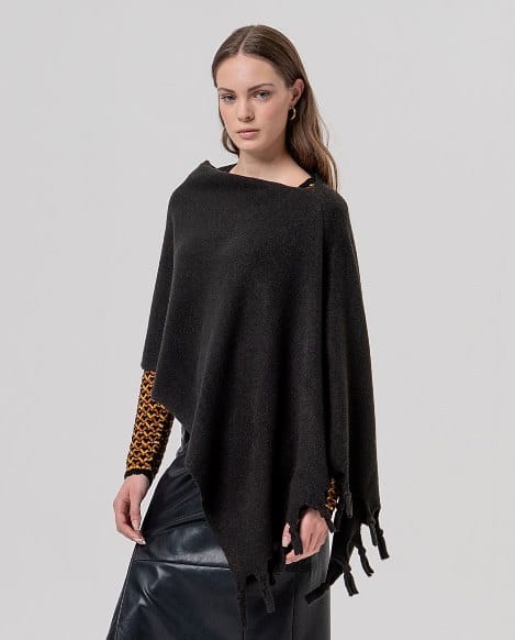 Poncho de punto con flecos Negro Surkana